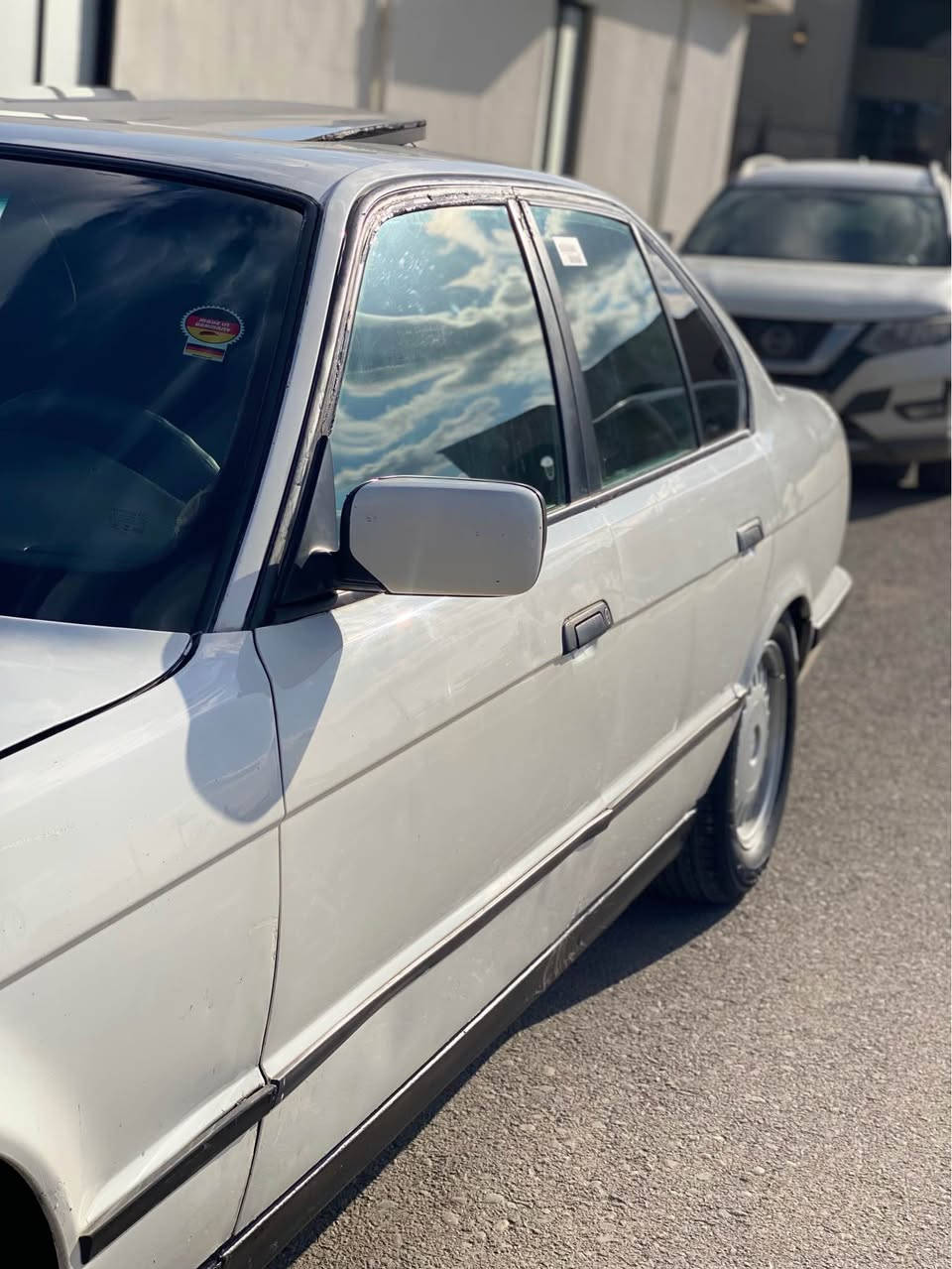 بيم مؤديل 91 گير عادي مةكينة 520 سلايت دوو پارجةي بؤياخة بي ليدان پشتةوة پيشي بةشةرت گير مةكينة توند و تؤلي بةشةرت سةيارةكة جاهيزة يةك دينار مةسروفي نية 2 وةرةقة خةرامةي لةسةرة دواي محملة دةگةرينمةوة سةيارةكي زؤر پاك ماوةتةوة جوار تاية و ويلي نوية تازة بؤم بةستوة جوار جام كارةبا لة هةوليرم رةقةم تةلةفؤن *********** سحري 45 محملة أربيل, العراق
