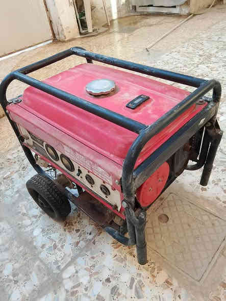 السلام عليكم
مولدة للبيع متروكة تقريبأ صيف كامل 
تنباع موشغالة منعرف شنو عطلها
سعرها 75 وبيها مجال 
***********
