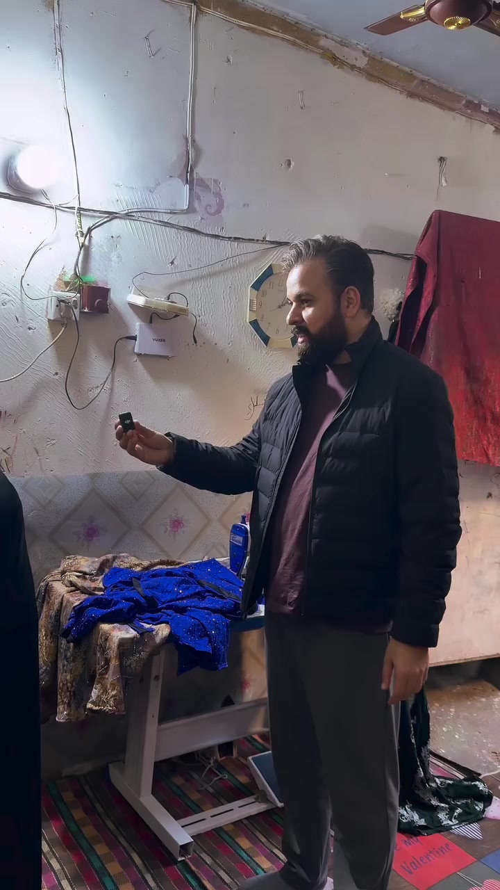 قصة اليوم.. ام شهد حالتها كلش تعبانة ساكنة بغرفتين فوك السطح وتشتغل خياطة تسوي دشاديش بخمس الاف دينار عراقي.. وتكول محد يجي يخيط يمي .. ف اللي يكدر يوصي منها او يساعدها باللي يگدر عليه رح تفرق وياها وتساعدها.. اقل شي تقدمه ممكن يساعد حتى لو مجرد شاركت القصة وية غيرك حتى غيرك هم يساعدها…

شكرا للحافظ اللي ساعدوا بتجهيز اجهزة منزلية ومستلزمات لام شهد حتى تطور من شغلها @alhafidh.iraq 

#باب_رزق #رمضان #رمضان_كريم #علي_هلال


**إذا كنت صاحب هذا الإعلان وتريد حذفه لأي سبب، رجاءا أرسل رسالة إلى الدعم الفني**