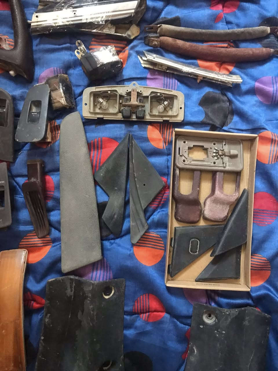 سلام عليكم عندي اغراض سيدان وهارتوب تفصيخ الي واضح بل صور  مو شراي لا يتعب نفسه رقم *********** اتصال
وتساب
