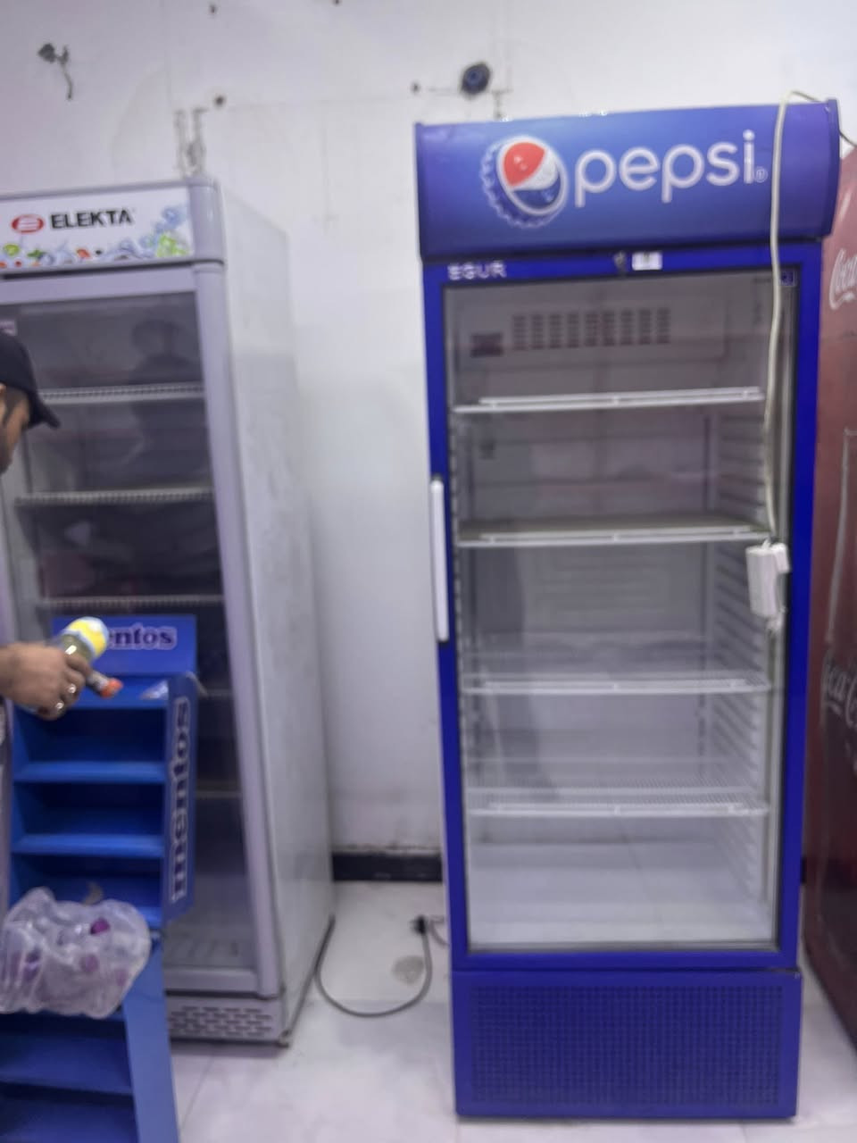 سلام عليكم عارضات ورفوف  للبيع مكاني بصره ***********
