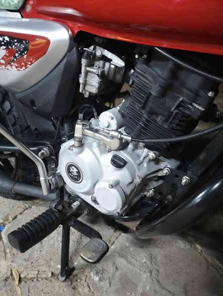 يالله سلام عليكم 
للبيع دراجة بوكسر جديدة 
موديل 2023 
مرقم ديالى شرط تحويل 
مكفول كفاله عامه 
مكينة لا تنقيص ولا تبخير ولا نضوح فول نعومه 
دسكات  اماميه جديد بنز خلي جديد 
دراجة مو مال دلفري
استخدام شخصي
 تاير خلفي جديد جديد
مكان بغداد 
0784684261 بي واتساب 
***********
السعر 2700و بيه مجال قليل
