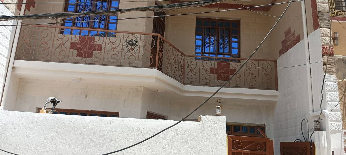 بيت معروض بمنطقة الجمعية -شارع القريشي- قرب مول الحارث
✅ طابقين بناء جديد جدا  / 275,000,000 مليون 🔥
✅مع المجال البسيط

✅الطابق الاول يحتوي ⬅️ طارمة + استقبال +صالة كبيرة وممكن تسوي قاطع تصير غرفة مع صالة + مطبخ بارد كبير + مطبخ حار + صحيات + منور 

✅الطابق الثاني يحتوي ⬅️ غرفتين كبار + صالة + صحيات متكامل 
✅مع بيتونة كبيرة + سطح نظيف جدا 

🛑المنطقة سكنية هدوء وراقية 
 الفرع مقرنص وكامل خدمات والمنطقة اغلبها طابو صرف .

🛑جنس العقار - طابو زراعي سند 25 مع وجود اسمي بلسند 
يعني شغلة اصولية ومظبوطة السعر مقارنة مع المعروض بلمنطقة مناسب 
  للتواصل والاستفسار الاتصال عل الرقم التالي 
*********** _ ***********
