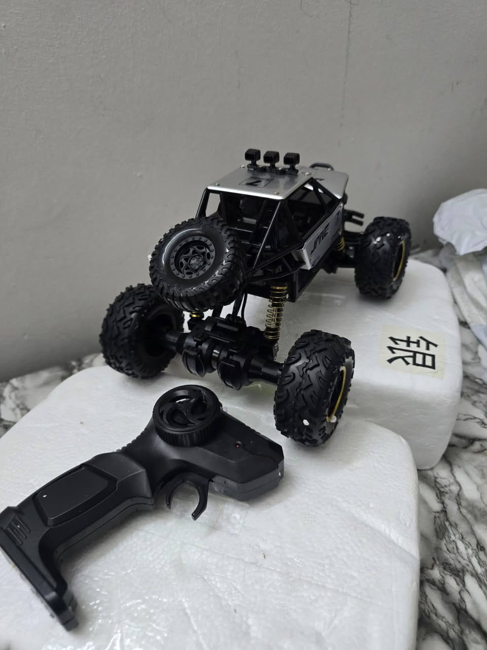 هذه السيارة هي لعبة "Rock Crawler" تعمل بالتحكم عن بعد، وعادة ما تأتي بمقياس 1:16 أو 1:18.تتميز بهيكل معدني (Alloy) ونظام دفع رباعي (4WD) للطرق الوعرة.تعمل بتردد تحكم 2.4 جيجاهرتز وتأتي مع بطارية قابلة للشحن.


**إذا كنت صاحب هذا الإعلان وتريد حذفه لأي سبب، رجاءا أرسل رسالة إلى الدعم الفني**