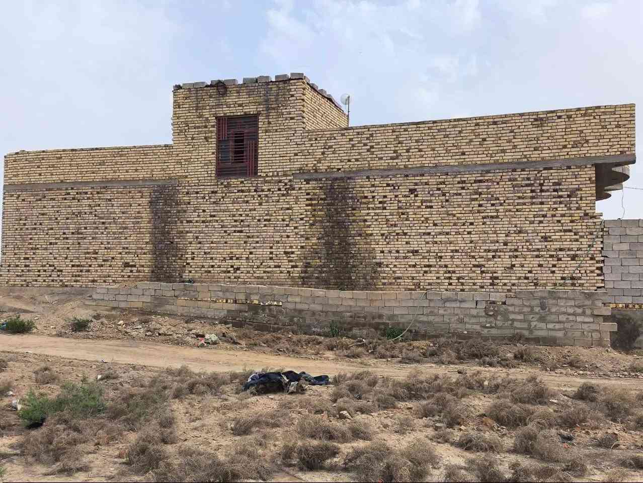 السلام عليكم بيت البيع معه نص دولم عله شط البيت يحتوي عله 3 غرف وصلتين  ومطبخ وديوانيه وحمام دخلي وصحيات خرجيات العنوان الطبر قرب الجسر الجديد رقم تواصل ***********
