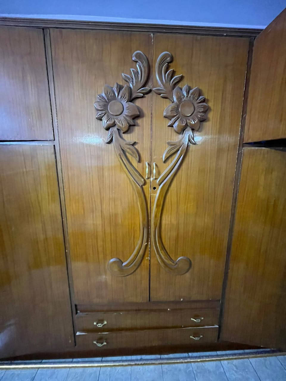 غرفة نوم للبيع السعر 300قفل للتواصل واتساب ***********
