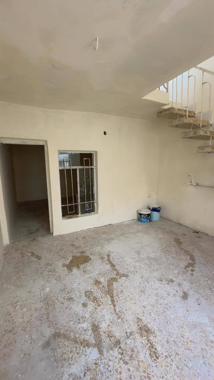 السلام عليكم
دار للبيع مساحه 46 متر عكاده 
يحتوي على غرفتين نوم و مطبخ و خدمات 
الموقع الدوره ابو دشير قرب مدرسه الابطال
السعر 58 قابل للتفاوض 
الاستفسار الاتصال على الرقم 
***********
***********
