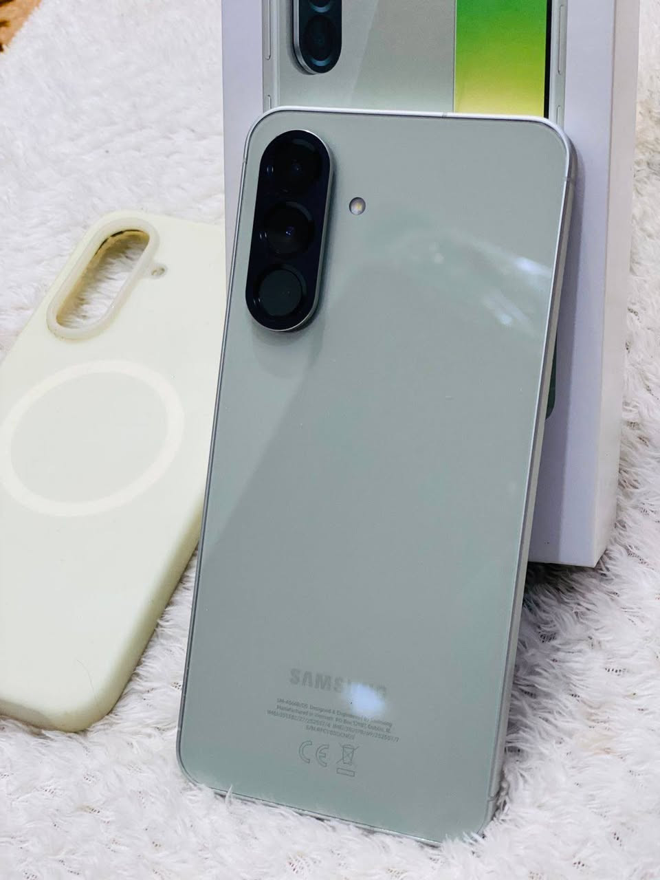 السلام عليكم اي 56 جهاز استعمال شهرين كامل ملحقات اخو الجديد داخليه 8 ب256 السعر 360 وبيه مجال مكاني بابل***********
