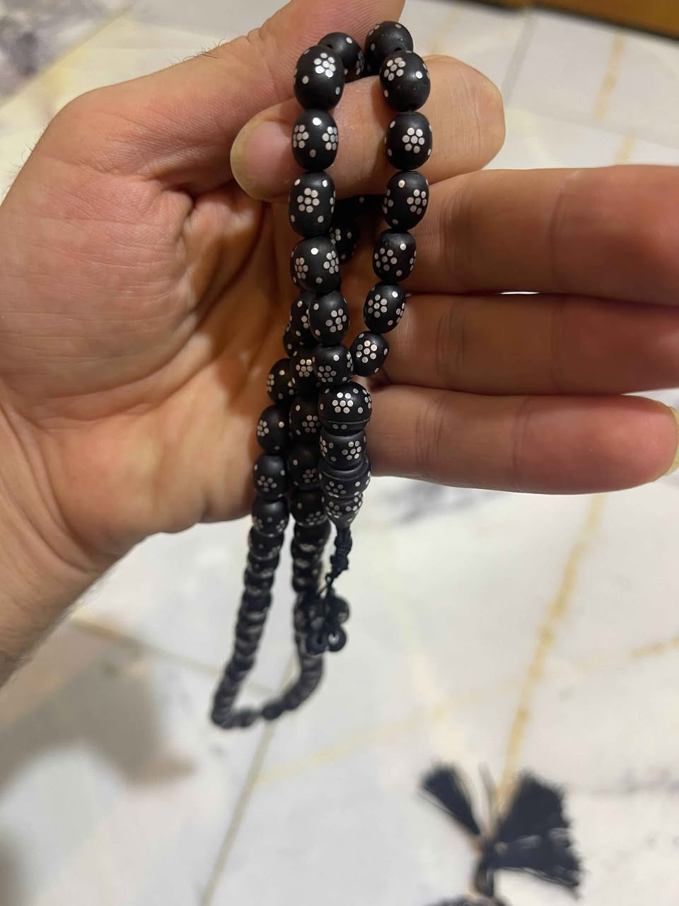 📿 سبح رجالية فاخرة بتصميم تراثي مميز 📿
السعر 30 الف والتوصيل مجاني عدد 2

سبحة أنيقة باللون الأسود المطعّم بنقوش بيضاء دقيقة تعطيها لمسة فخامة ورقي، مع فواصل معدنية وتفاصيل متقنة تضيف لها طابعًا تراثيًا راقيًا. خفيفة باليد، مريحة بالاستخدام، ومناسبة للاستعمال اليومي أو للإهداء.

✨ تصميم فاخر وجذاب
✨ تشطيب متقن وجودة عالية
✨ لون ثابت ومظهر أنيق
✨ مناسبة للجيب أو للاقتناء الشخصي
✨ هدية مميزة لعشاق السبح الفاخرة بغداد, العراق


**إذا كنت صاحب هذا الإعلان وتريد حذفه لأي سبب، رجاءا أرسل رسالة إلى الدعم الفني**