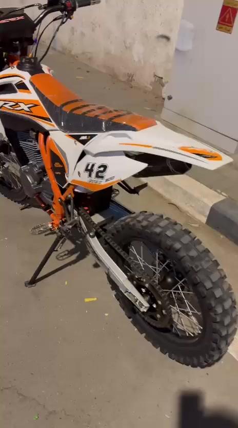 سلام عليكم دراجه قفاز crx
حجم مكينه 300
دراجه جديده اوراق 
سعرها مليون و450
مكاني بصره دور الضباط 
***********
