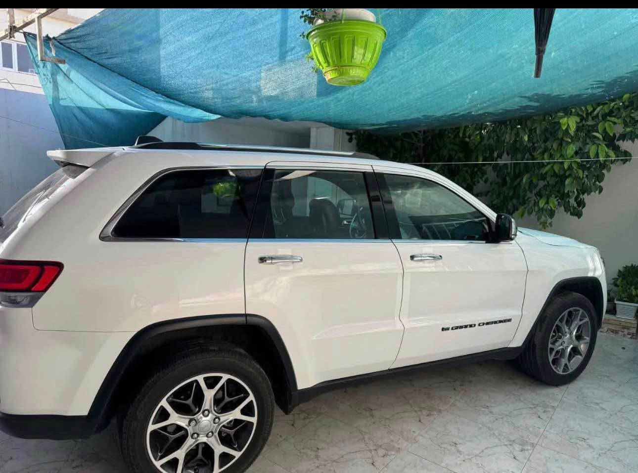 *جيب كراند شيروكي (لاريدو)
*jeep Grand Cherokee*
*Laredoo limited*
*موديل 2022 آخر إصدار.
*ماشي43 الف مايل قابل لزيادة.
*حادثه بس بونيت بدون دواخل.
*ايرباك كله مرجع مال شركة.
*فئة المواصفات لمتد فقط بدون بانوراما و رادار امامي.
*بصمة وتشغيل عن البعد.
*ابواب بصمة.
*صندوق شفط و كهرباء.
* سقف سلايد.
*تحكمات كامل استيرن.
*استيرن هيتر.
*كشنات جلد و كهرباء وتدفئة.
*تبريد مركزي.
*لايتات LED و زنون.
.LED بك لايت *
*كاميرة خلفي.
* حساس خلفي.
*عليها وياله 20 انج تو سايز بلادي.
(السيارة رقم أربيل تحويل بشرط محرك كير كهربائي
كلشي بشرط صدر امامي خلفي اكسل كله عل بلادي ما
ملعوب بي ولا برغي)
*السعر السياره 275 ورقة بها مجال بسيط.
*مكان السيارة كركوك.
*********** كركوك, العراق
