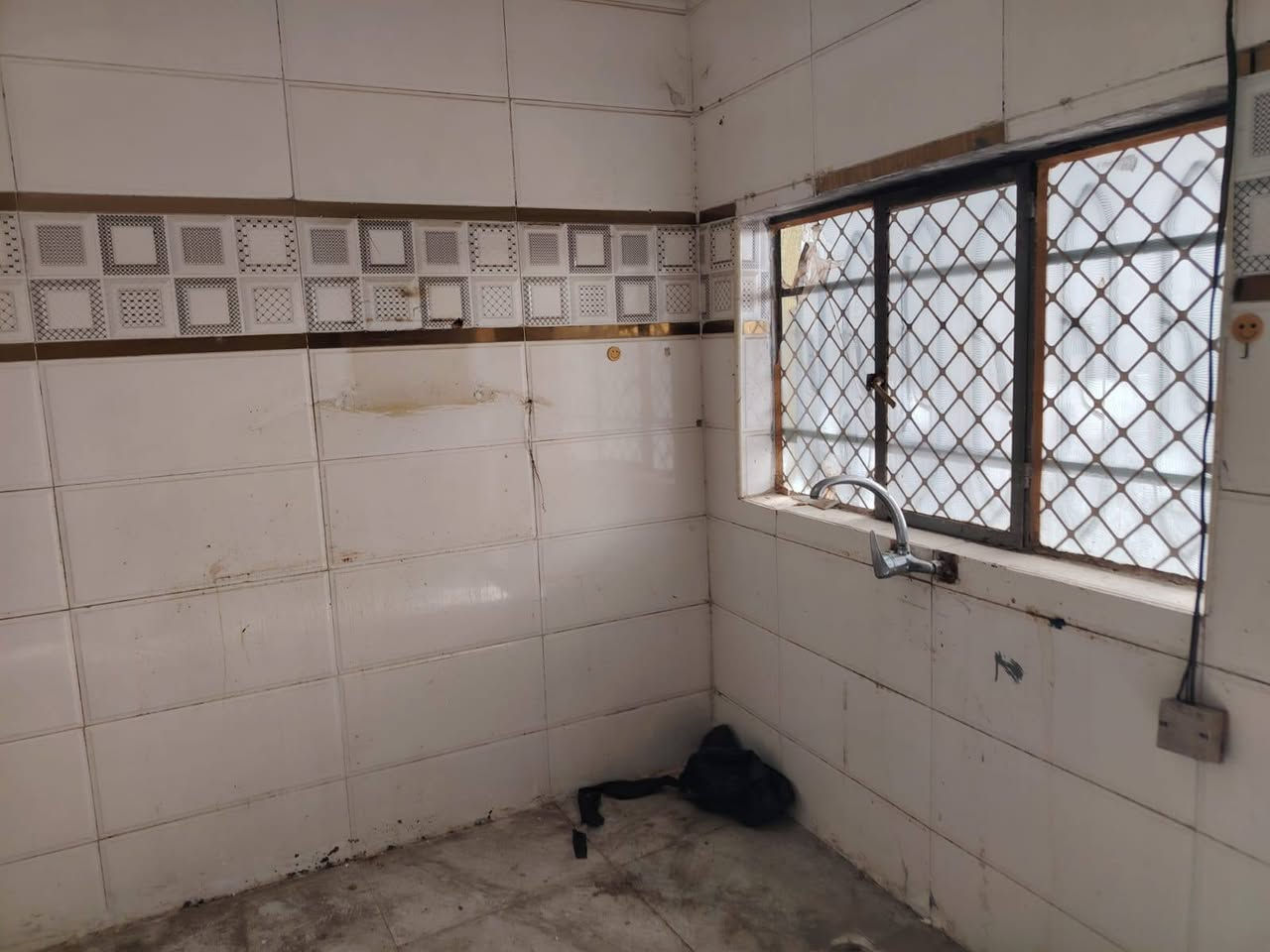 اسلام عليكم للبيع بيت وره غسل حسن طماطه مساحته الكليه 75متر وجه 5نزال 17بيت يتكون مدخل مالته مطبخ وصاله طابق الثاني قرفتين بيت بناء حديث كامل مكمل جهاز مابي كلشي قريب كلش عل غسل مو جوه  شارع تبليط كامل خدمات سعره32بي مجال كلش قليل ***********
