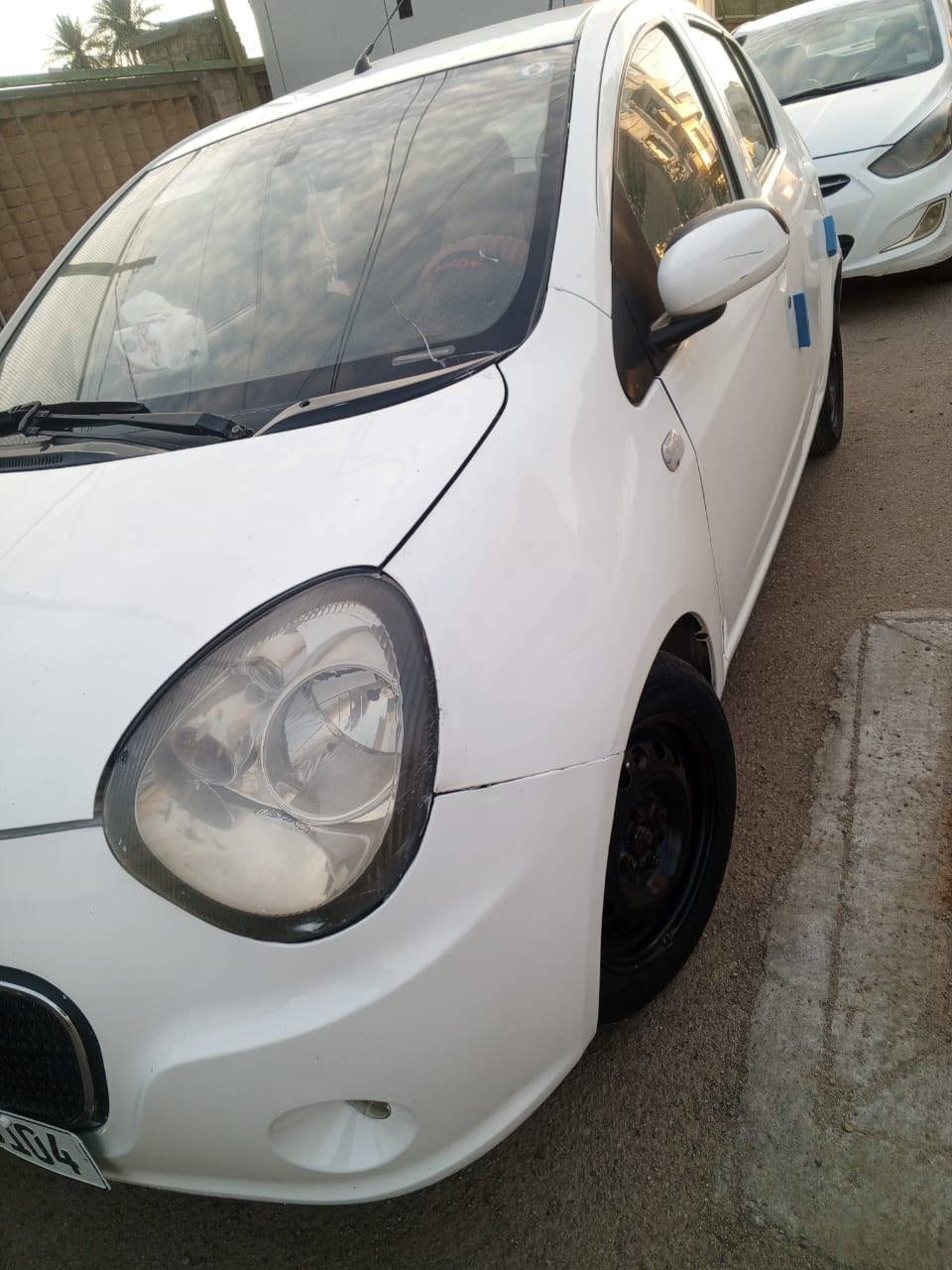 السلام عليكم .. 

جيلي باندا 2013 
السياره جاهزه محرك كير تخم تاير حداديه كلها تمام 
رقم بغداد الدولي الجديد باسمي تحويل مباشر 
كير اوتو ماتيك 
السياره عليها ادامه جديده و حلوه سياره مال بيت 
بيها صبغ قطعتين ونص .  بدون اي حادث دواخل تكم شواصي  كله مكفول
بيها ملاحظات بسيطه  

اكو فديو يوضح كل السيارة 

مكاني الاعظمية : *********** متواجد واتساب 

السعر 52 و بيها مجال
