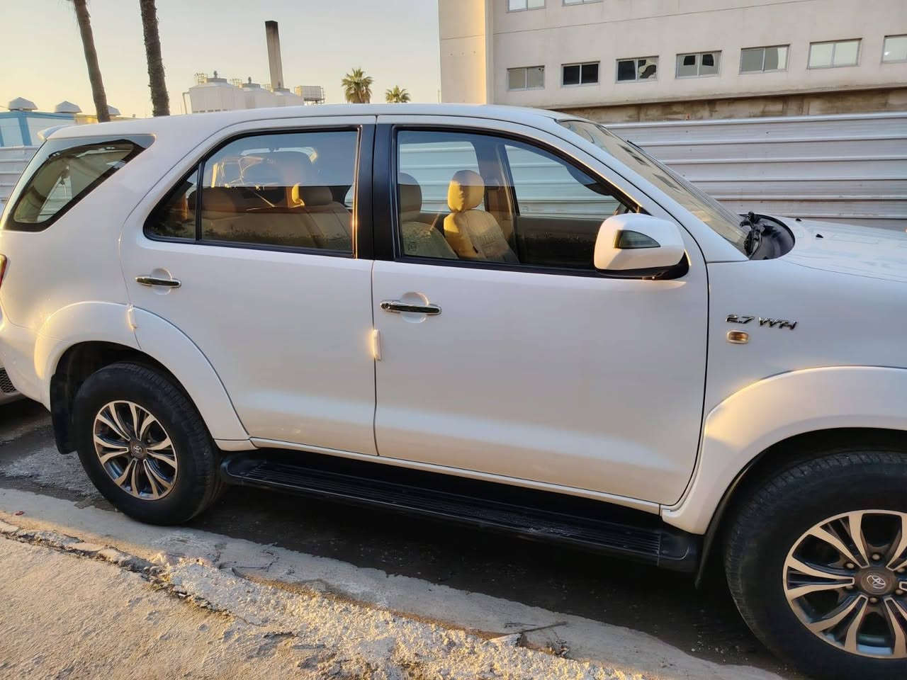 السلام عليكم. تيوتا فور چنر. 2009 رقم وسنويه جديد اربيل. ماشيه 170الف كير محرك شرط. السياره اكلين بدون صبغ وضربه نهائي. شبر بارد فقط. 7را
كب كهربائيات كلو شغال بشرط من الرقم للرقم. سعر 165 وبيها مجال قليل. ***********
***********.
