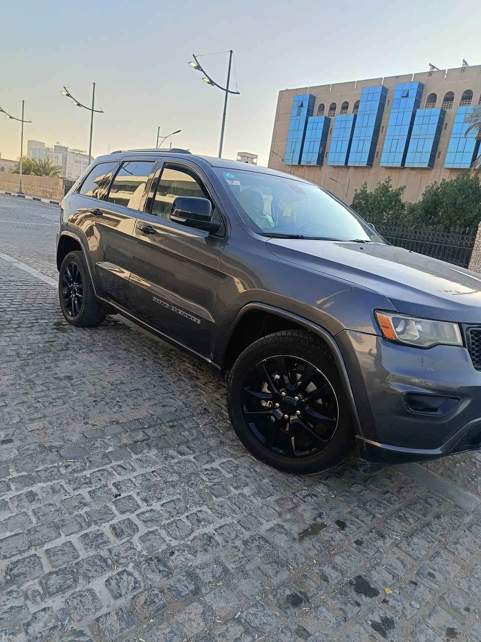 جيب موديل 2019 وارد امريكي جادثه جاملغ وبنيد وربع الباب العبري صبغ السياره نضيفه *********** السعر 225 وبيه مجال
