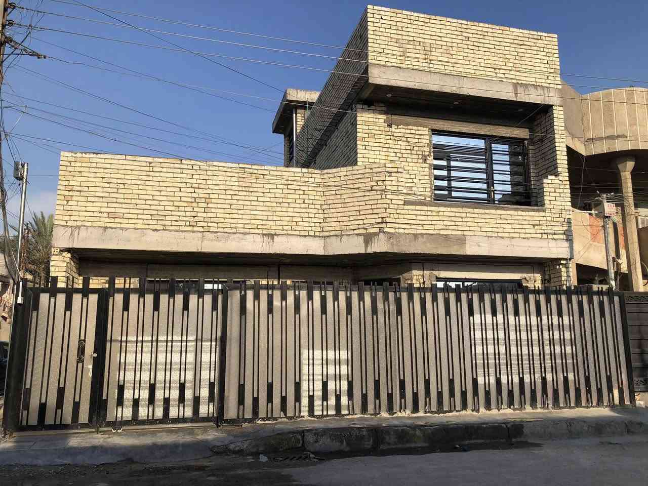 بيت للبيع مساحة100م مربع ركن الواجهه 10 والنزال 10
الموقع / حي التراث قرب مدرسة اربد الابتدائية 

البيت بناء طابق ونص بناء حديث 2025 صار شهر من طلعوا منه العماله 
واقع على شارعين 15 و10 

التواصل على الخاص او واتساب 
الرقم ***********  ابو علي
