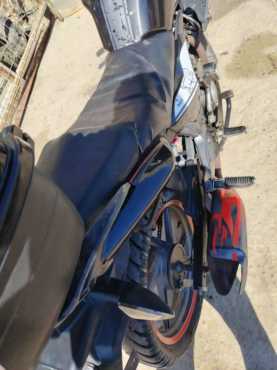 دراجه ايطالي موديل 19 السعر 800 وبيها مجال الشراي***********
