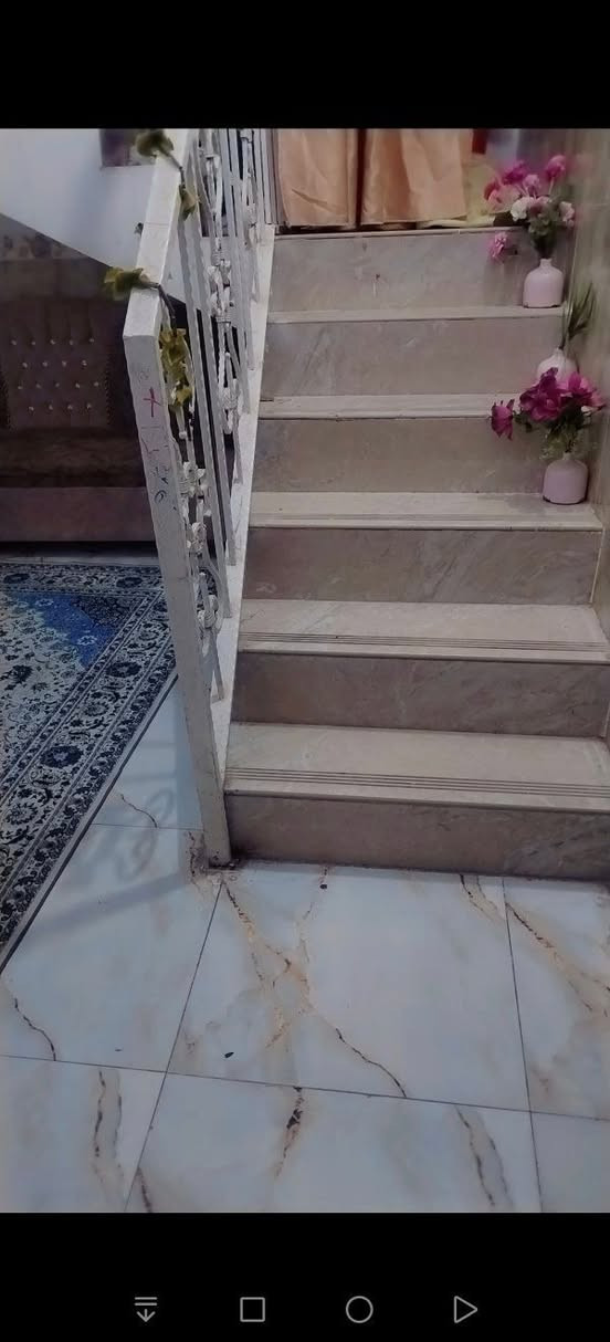 اللهم صل على محمد وال محمد بيت بحي الحكم مساحه ١١٥متر الحالي ١٢٥ تابع لركن موقع جيد كافه الخدمات قرب المدارس عالي عن الشارع مسلح براني ٦+٤ مطبخ ٤+٤ غرفه ٥+٤ طارمه عرض ٤حديقه هول صحيات خارجيه وداخلية البيت حر ما مطلوب للاستفسار الاتصال على الرقم *********** واتساب
