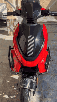 ‏سلام عليكم دراجة شحن للبيع  ‏كلها شغالة نظافتها فول ست بطاريات سرعتها 76 ‏سعرها 900 وبيها  مجال العنوان بغداد الشعب ***********
