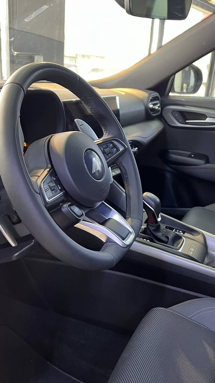 ‏Dodge hornet R/T  هايبرد 
موديل :2024
محرك : 1.3 تيربو بقوة 288 حصان 
‏ (Plug-in Hybrid)
تمشي بالشحن الخارجي ٥٠-٦٠ كيلو 
بدون صبغ بدون بارد بدون ايرباك 
بنيد مبدل لون 
بدون ولا جيك
تبريد وراديترات بلاد 
مواصفات : 
حساسات خلفيه
رادار امامي + خلفي
نقط عمياء
خروج عن المسار 
اوتو هولد
اوتو بارك 
كشنات كهرباء تدفئة
شحن لاسلكي ( wireless )
شحن USB + type C
ويل حجم 18 
كشنات جلد 
شاشة حجم كبير + ابل كاربلي
تبريد قطعتين بيانو
سبورت مود يتغير برمجة وصوت السياره
تشغيل عن بعد 
دخول ذكي للأبواب 
بصمات عدد ٢ 
مرآة شفط 
جنطة كهرباء
بريكات بريمبو رياضي
شفتات ستيرن
خزن ميموري كشنات
شاشه ملاحة / وغيرها من المواصفات

السعر المطلوب :- 18500$ (185) ورقة وبيها مجال 

# للأستفسار 
اتصال //واتساب 
 ***********
