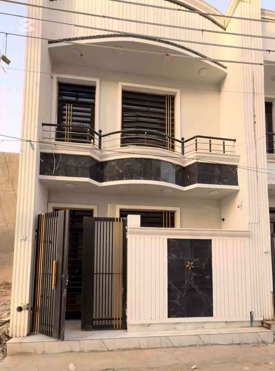 السلام عليكم
بيت للبيع مساحة 50 متر ، طابو زراعي .

في منطقة البوعيثة ، مجمع السلطان الثالث ، المربع الذهبي ، قرب الشارع العام والسوق .

البيت يتكون الطابق الارضي  : صالة ، خدمات ، مطبخ  ، منور مع سخان 

الطابق الثاني : غرفتين مع خدمات 

البيت بناء حديث ، غير مسكون ، مع كامل الخدمات .
بسعر مغري 

للتواصل او الاستفسار مع صاحب البيت مباشر
الهاتف / واتساب: ***********
