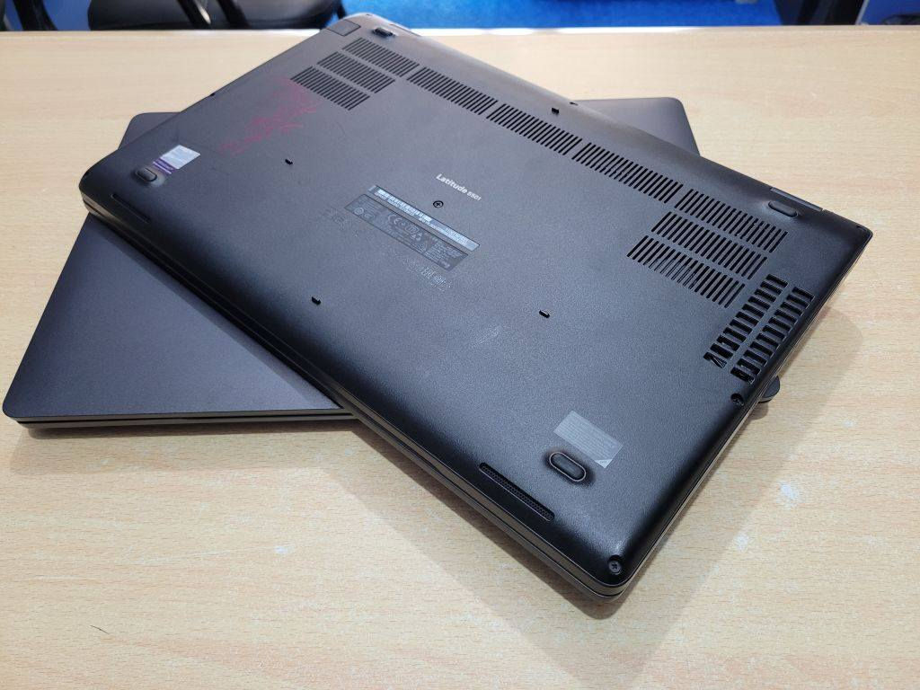#معالج_فئة___H___كارت__خارجي__2GB

💻 Dell Latitude 5501 لمس 

✔️ المعالج: Intel Core i5-9400H – الجيل التاسع بحرف H للأداء العالي
✔️ الرام: 8GB DDR4 – قابلة للتطوير
✔️ التخزين: 256GB NVMe SSD – قابل للتطوير
✔️ كارت الشاشة الخارجي: NVIDIA MX130 – سعة 2GB
✔️كارت داخلي intel Uhd 4GB
✔️ الشاشة: 15.6 إنج FHD لمس (Touch) بدقة 1920×1080
✔️ لوحة المفاتيح: عربي – إنكليزي مع إضاءة خلفية (Backlight)
✔️ الشاحن: شاحن Dell أصلي

🎯 مناسب لـ: التصاميم، البرامج الهندسية، البرامج المكتبية والحسابية، التصفح، والأمن السيبراني.

🔹 الحالة: وارد اوربي غير مستعمل بالعراق (كالجديد) نظافة 95% فما فوق 
🔹 البطارية: بحالة جيدة(ضمان ساعه فما فوق)

■ ضمان(١) فحص وتشغيل امام المندوب 
■ ضمان(٢) استخدام اسبوعين اي خلل مصنعي يتم الاستبدال بنفس الموديل


**إذا كنت صاحب هذا الإعلان وتريد حذفه لأي سبب، رجاءا أرسل رسالة إلى الدعم الفني**