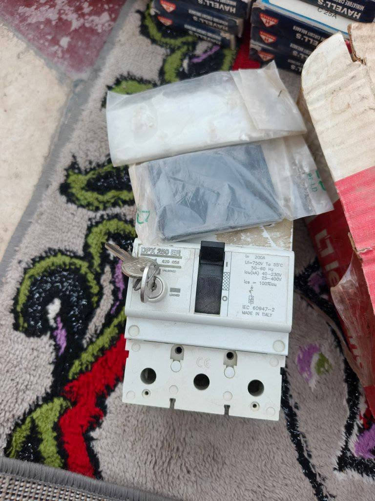 جوزه 25 امبير عدد19سعره ا 2
‏جوزه 40امبيرعدد18سعر 2
‏جوزه 63امبير عدد5 سعر2
‏منجر ثلاثي 63امبيرعدد4و20 امبير 1سعره5 .الف
‏كونتكتر 60 امبيرعدد11كويل 220سعره 13الف
‏كونتكتر 20 امبيرعدد2معه اوفر الودسعره 13
‏قاطع دوره نقص براغي 200امبير ثلاثي عدد1 سعره15
***********بيع شلعه 250الف المكان ديوانيه
