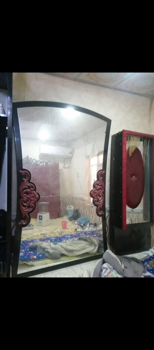 *********** تفاصيلها 
غرفه اربع خانات
ثلاث بيبان
جربايه كامله
زوايه اثنين
وميز ابو مرايه فقط المرايه باقيه  
 تحتاج تركيب ترجع جديد سعر 350 بيها مجال
