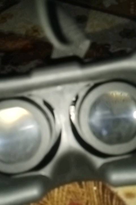 هذه نظارة VR Box ثلاثية الأبعاد، بحالة جيدة جداً وتستخدم لمشاهدة الأفلام والألعاب بتقنية الواقع الافتراضي بواسطة الهاتف الذكي. سهلة الاستخدام والتوصيل. مثالية لمحبي التكنولوجيا والترفيه الرقمي.