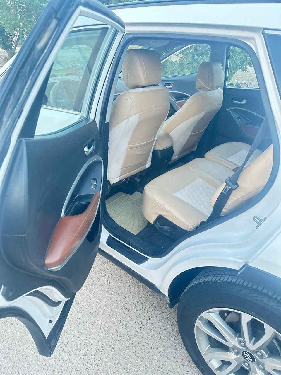 السلام عليكم سنتافيا خليجي لون ابيض موديل 2014رقم واسط دولي الجديد تحويل مباشر للسياره باسمي شخصياً سنويه جديده لغايه 2030 مكينه 4سلندر (2.4 دوش )ممتازه لاتنقيص ولا تبخير 7 راكب كشنات جلد ومغلفه تغليف جاهز  ، 3 قطع تبريد وتدفئه تحكم ستيرن جهتين شاشه جبيره وكامره دواره حساسات خلفي نضام ايكو اشاير بل مري لد ابو الحاجب تخم تاير جديد حجم 18 ومنضومه زنون جديده السياره نظيفه وجديده لا يوجد صبغ بيها نهاىياً بيها طخه بسيطه بقبق الجنطه جوه البك لايت الايسر موضح بل صور على وضعها الحالي معه رصعه بل باب سائق  السعر 175 بيها مجال بسيط مكان السياره واسط الكوت مركز المحافظه للاستفسار الاتصل ***********
