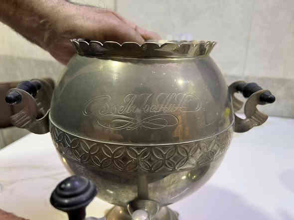 للبيع سماور روسي من ايام الاتحاد السوفيتي قيم وخذ الاستفسار على الرقم ***********
