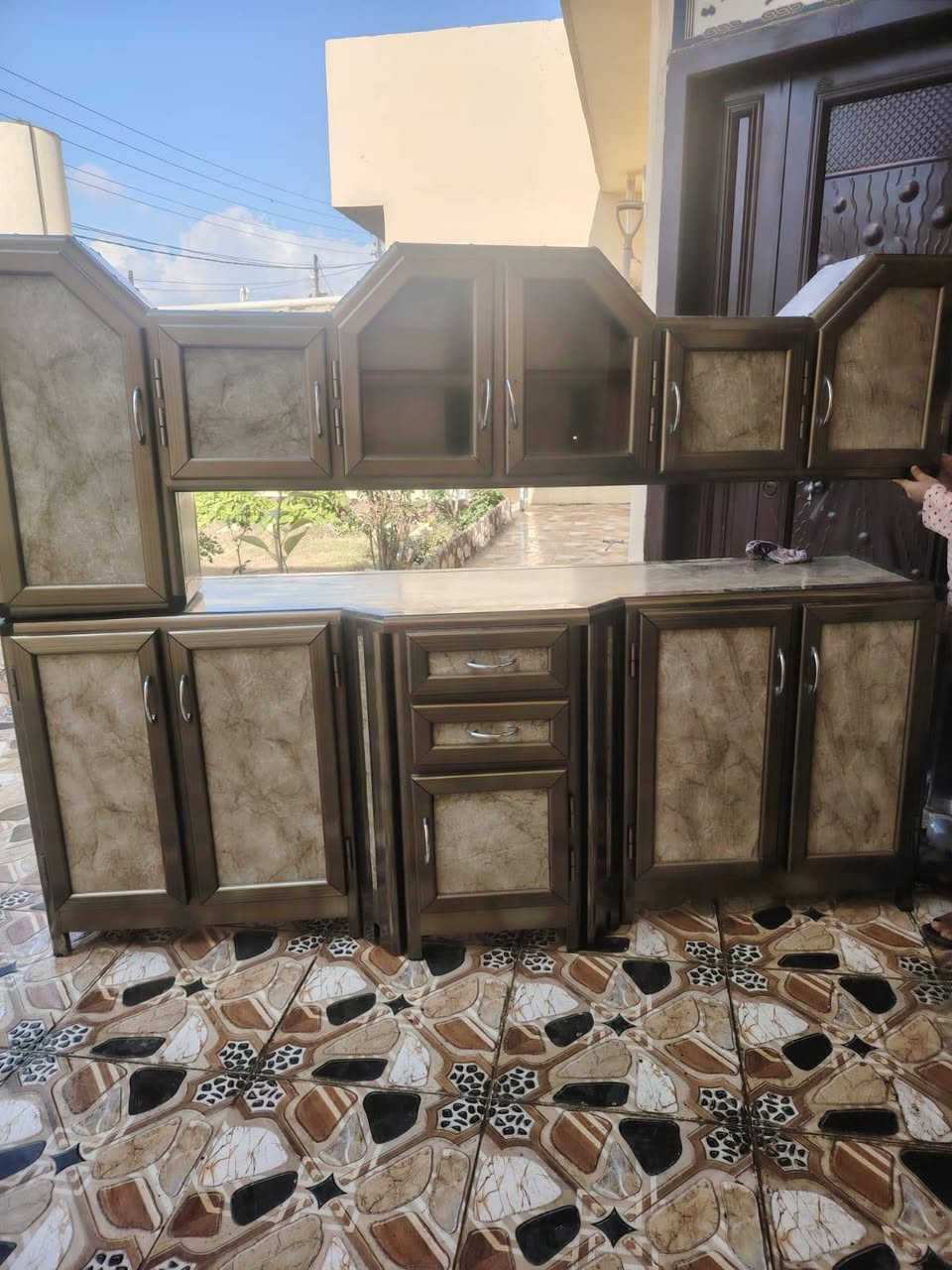 السلام عليكم عندي كونتر للبيع المساحه مترين و نص والسنك
مترين وعشره السعر350 مكاني كركوك الكونتر 
جديد ***********
