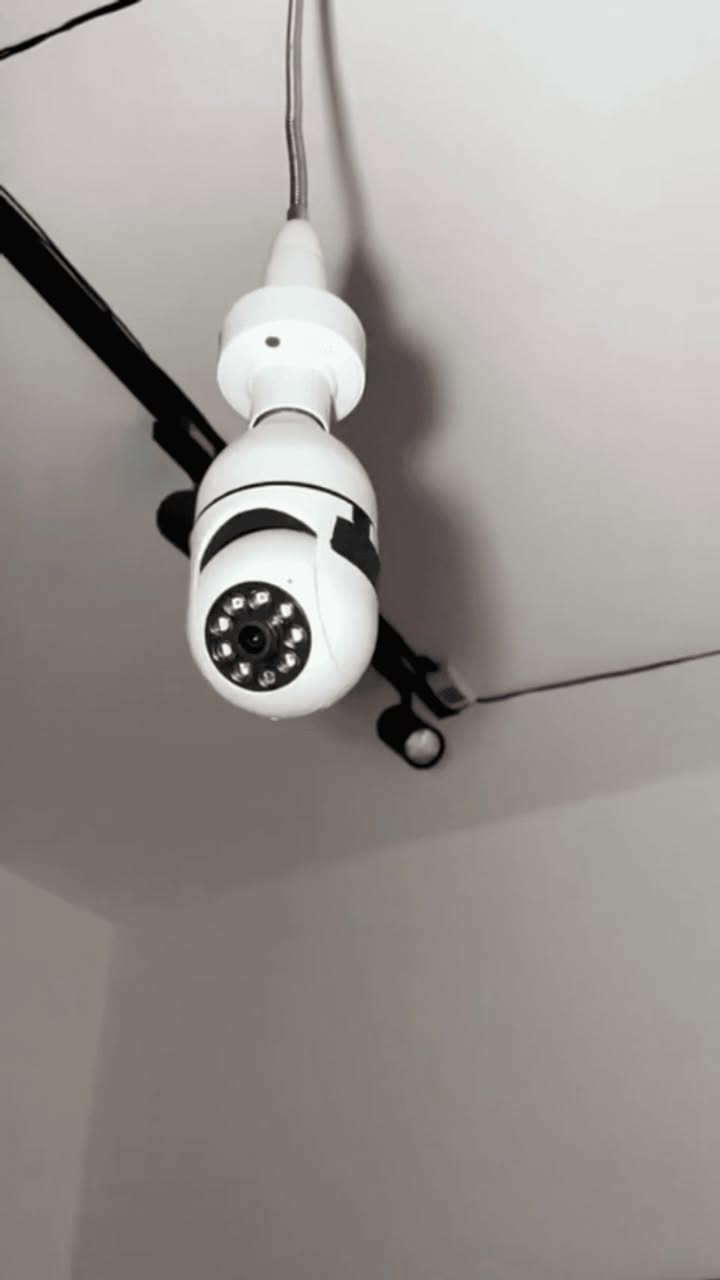 عروض عروض رأس السنه 😍

كاميرا مراقبة كلوب دوّارة بتوصيل لولبة E27

الاستخدامات

مراقبة المنازل والمحال والغرف والمداخل بشكل مباشر عبر الهاتف.

مثالية للمراقبة الليلية بفضل إضاءة LED المدمجة.

مناسبة لحماية الأطفال وكبار السن والحيوانات داخل المنزل.

يمكن استخدامها ككاميرا سقفية عبر قاعدة التثبيت أو تشغيلها مباشرة على لولبة اللمبة E27.

المميزات

تصميم كلوب عملي يُركّب مكان اللمبة مباشرة بدون أسلاك إضافية.

تدعم الدوران الأفقي والعمودي (Pan & Tilt) للحصول على رؤية واسعة.

إضاءة LED مدمجة للرؤية الواضحة ولتوفير إنارة للمكان.

رؤية ليلية واضحة بفضل حساسات الأشعة تحت الحمراء.

تدعم الاتصال عبر الواي فاي WiFi للتحكم والمشاهدة من خلال الهاتف.

تطبيق YsxLite للتحكم بالكاميرا، تدويرها، مشاهدة الفيديوات، وتسجيل المقاطع.

منفذ ذاكرة SD لتسجيل الفيديو مباشرة وتشغيله لاحقًا.

زر RESET لإعادة ضبط المصنع بسرعة عند الحاجة.

تصوير بدقة عالية مع نقل صورة ثابتة وواضحة.

تدعم التثبيت بطريقتين:

1. عبر لولبة اللمبة القياسية E27
2. عبر قاعدة الحائط المرفقة مع البراغي

محتويات الصندوق

كاميرا مراقبة كلوب دوّارة.

قاعدة تثبيت للحائط مع 3 فتحات.

براغي + نبلات بلاستيكية للتثبيت.

دليل استخدام.

الملاحظات

تحتاج اتصال واي فاي 2.4GHz فقط (لا تدعم 5G).

يجب إدخال الذاكرة SD للحصول على تسجيل مستمر.

قد تختلف بعض تفاصيل التغليف حسب دفعة التوريد.

إضاءة الـLED يمكن التحكم بها من التطبيق.

التوصيل بغداد 3 الاف باقي المحافظات 5 الاف

السعر: تواصلو مع ***********
