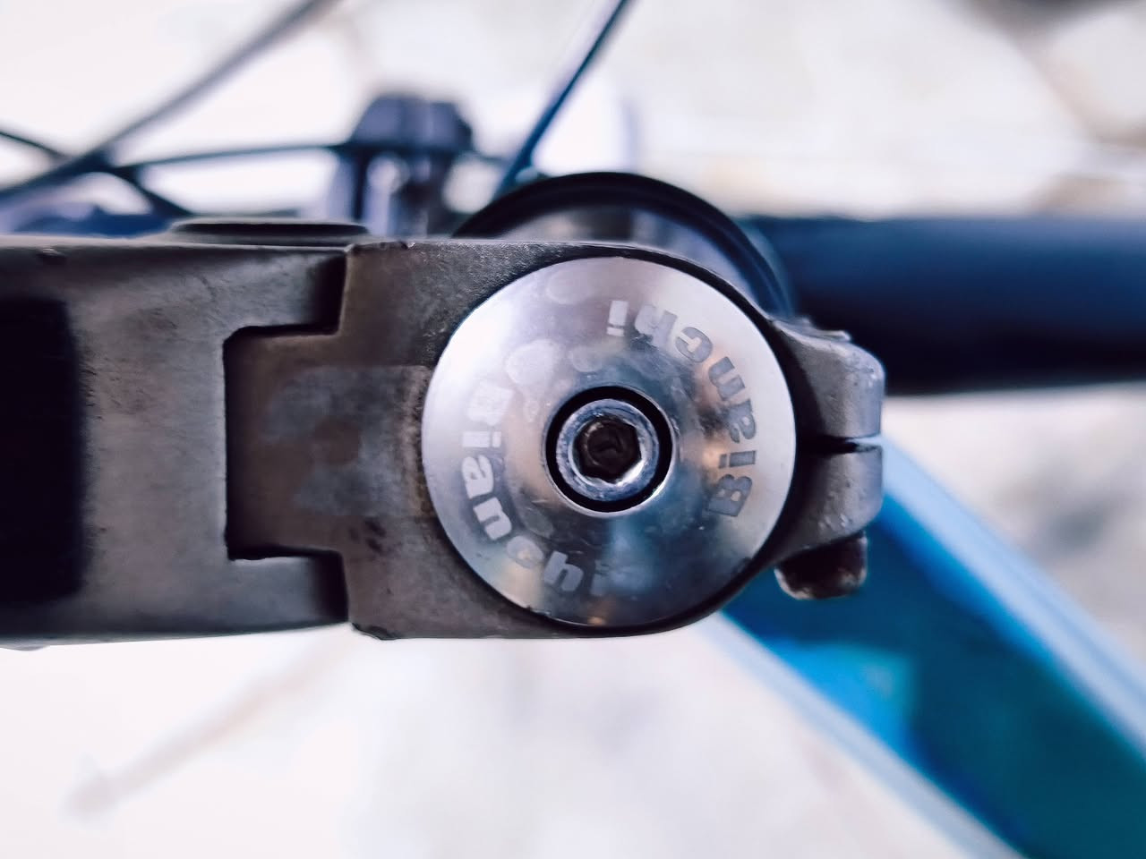 بيانكي (Bianchi) إيطالي أصلي 🇮🇹
للراغبين بالتميز، دراجة Bianchi إيطالية المنشأ، نظيفة جداً وجاهزة للترفيه والترحال.

المواصفات:

الإطار (Frame): ألمنيوم خفيف جداً، قياس 50.

التواير (Tires): حجم 28 (عرض 28/700)، وتتحمل شد لحد 35.

نظام السرعات: شيمانو (Shimano) بالكامل، 3×8 نمر (سحب ودفع).

الملحقات: سباية ترحال ألمنيوم، قفل أمان، لايت أمامي وإشارة خلفية، مطارة ماء مع حاملها، وسرج طبي مريح.

الحالة: الدراجة نظيفة جداً (مختمة بيانكي) مع بعض التكحيلات البسيطة في المصبوغ كما موضح بالصور.

السعر: 450 ألف دينار 

العنوان: بغداد - سريع الدورة - مقابل شارع 60.

للتواصل والاستفسار، يرجى المراسلة على الخاص.

***********‬‏ واتساب
