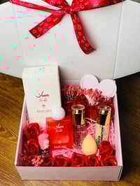 بوكس عيد الحب • عطر ومكياج • توصيل العراق