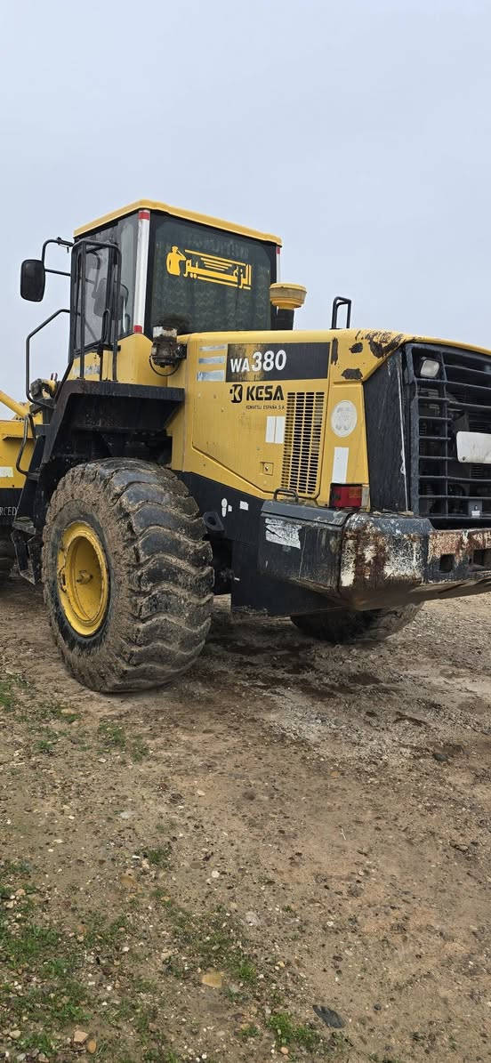 السلام عليكم جمعة مباركة .
♦️ كوماتسو 2004 تمساح امريكي 

♦️ شغال وجاهز من كلشي 

🍀 مبدل بم دفع فقط الباقي بلادي 

🍀 للأستفسار اتصل    ***********
