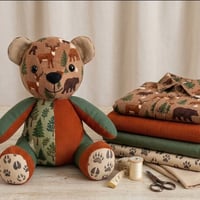 احتفظ بذكرياتك بطريقة مختلفة 💛🧸 نحوّل ملابس طفلك الأولى، أو ملابس شخص ...
