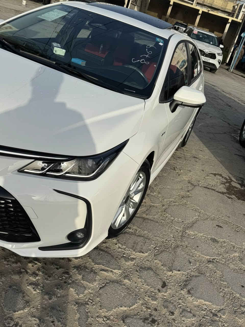 السلام عليكم
كورلا هايبرد ٢٠٢٥ للبيع
السيارة فول مواصفات اعلى فئة 
كرسي كهرباء 
داخل جلد احمر 
فتحة بصمة رادار 
السيارة ماشية 3 الاف بحالة الزيروو
مكفولة حتى من الزلغ 
السعر ١٦٨
مكاني بغداد الكرخ
هاتف ***********
