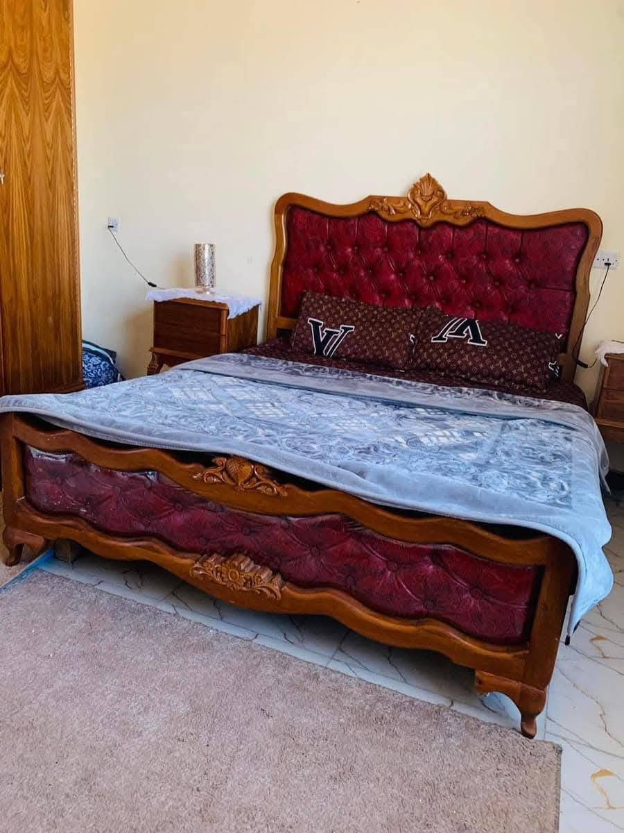 غرفة عراقية چعب.غزال تفصال عراقي بيبان الكنتور سلايت وباب خانات بس بيها لمراية مال ميز تواليت مكسورة تصلح وأي نقص مابيها صار سنتين من فصلتها  من اشتريتها رايدتها ب ٨٠٠وبيها مجال
***********
غرفة عراقية چعب.غزال تفصال عراقي بيبان الكنتور سلايت وباب خانات بس بيها لمراية مال ميز تواليت مكسورة تصلح وشويه ابني بجداحه كومدي يصلح  وأي نقص مابيها صار سنتين من فصلتها  من اشتريتها رايدتها ب ٨٠٠وبيها مجال
