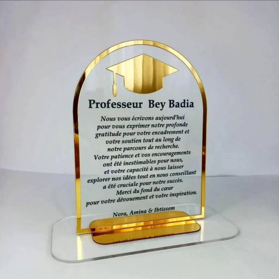 من اعمالنا 🥳
دروع تخرج قابله للتنفيذ حسب الطلب 
- القياس حسب طلبك   
.
.
.
 للحجز والاستفسار مراسلة الصفحة أو الأتصال
على رقم : *********** ☎️
واتساب : ***********
العنوان: الرمادي قرب نادي الملكي داخل مجمع الاكشاك 
ويتوفر خدمة التوصيل داخل الرمادي ولكافة المحافظات 🚚
