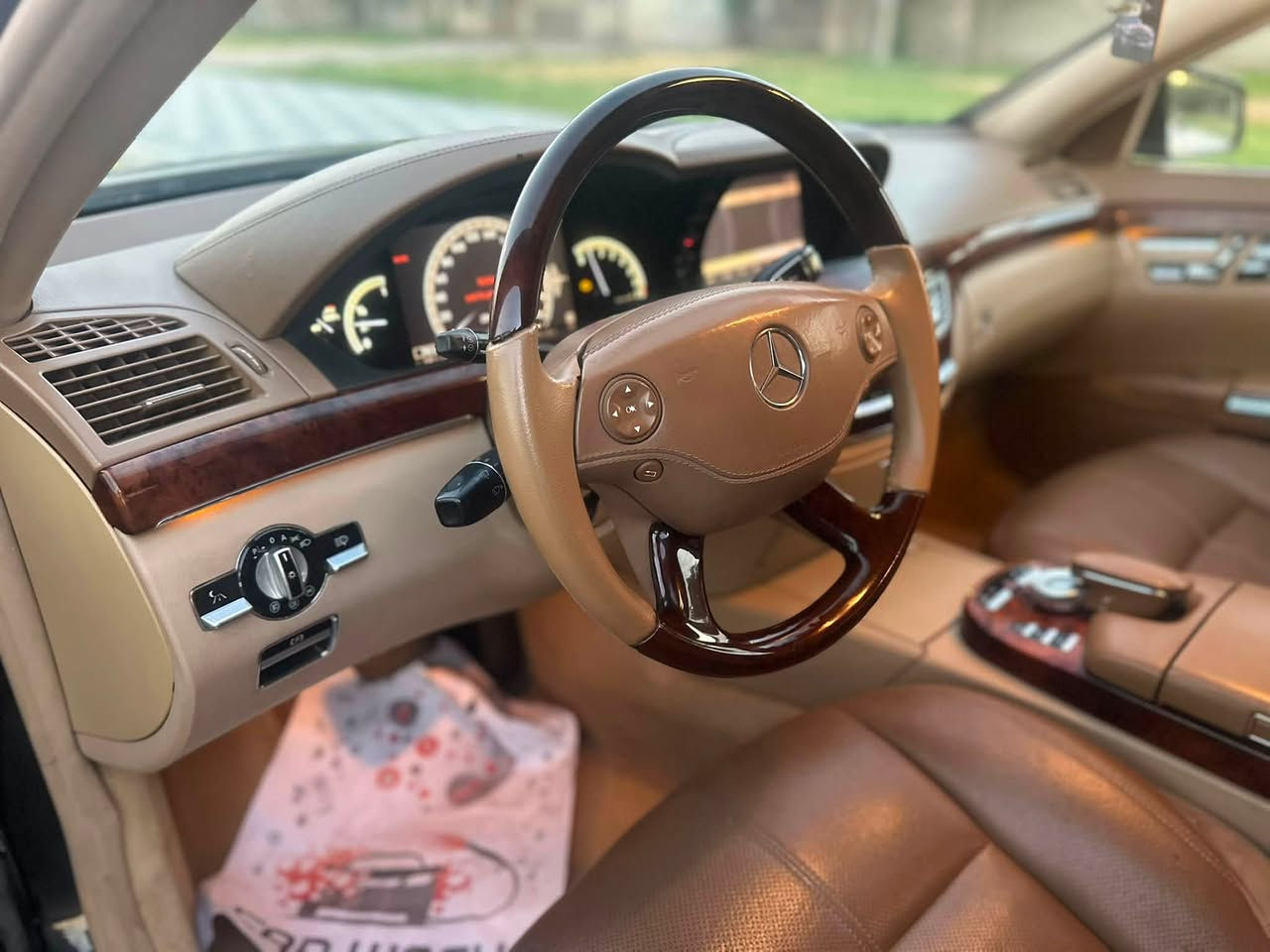 السلام عليكم
مارسيدس S500 خليجيه فول الفول 

موصفات معروفه ب500 

لارج 

5 بردات 

دبل جام 

داخل عسلي بالكامل 

تبريد 3 قطع 

شاشات خلفيه 

دبل ماوس أبواب وصدوك شفط 

تخم تاير عليها جديد

صدر خلفي امامي جديد 

بلوتوث زرع 

محدثة 2013 تحديث كامل حتى الشاشات الداخليه 

لايت ويا الستيرن يفتر 

ناضور ليلي 

كأمره خلفيه بلاديه 

مري شفط وقلاب 

بانوراما 

سياره جديده بمعنى الكلمة 

مكفوله من حادث من صبغ 

ماشيه 175 الف كشنات خلفيه أماميه تدفئه وتبريد 

فول الفول مواصفاتها مكاني بغداد 

*********** 

*********** 

سعرها 185  وبيها مجال ماكو هيج سياره جديده بهذا السعر مستعجل واريد ابيع واليجي بي خير ويدلل
