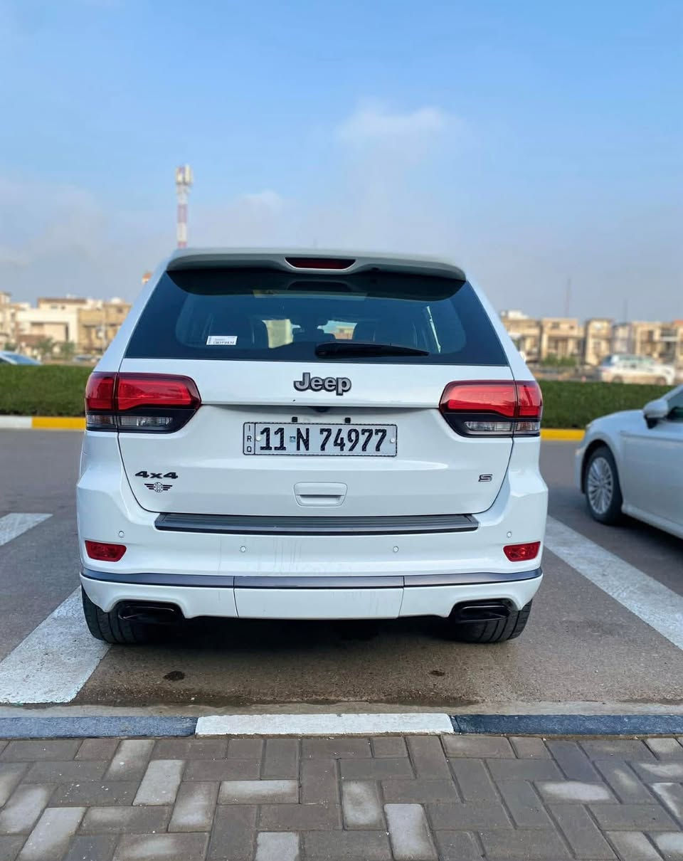 سلام عليكم 
جيب كراند شيروكي فه  ال  S
اعله موصفات بجيب
الموديل :2020  . (خليجي) . 

المحرك : V6.  3.6L .
العداد : الف53 km
 
وكاله هارلم السياره 
السياره مكفوله كفاله عامه من الصبغ و البارد و الشخوط
سياره داخل احمر 
رقم بغداد بسمي   من الزيرو على ايدي

سياره جديده بمعنى الكلمه 
* المواصفات : داخل احمر بلادي 
  . 
* تحذير الخروج عن المسار . 
* نقطة عمياء .
* دفع رباعي 4x4 . 
* فرش المقاعد من الجلد . 
* المقاعد الأمامية كهربائية .
* ذاكرة لحفظ وضعيات الجلوس . 
* المقاعد الأمامية مع تدفئة . + تبريد 
* صف المقاعد الخلفية مع تدفئة . 
* ويل قياس 20 انج اسود لماع .
* مقود السائق كهربائي . 
* تدفئة ستيرن . 
* سقف بانوراما .
* شاشه 8.4 انج .
* نظام الملاحة (GPS) . 
* نظام خاص للطرق الوعرة . 
* مصابيح امامية زنون . 
* المصابيح الأمامية مع LED لايت . 
* كشافات الضباب زنون . 
* تشغيل عن بعد .
* صندوق كهربائي .
*  حساسات أمامية . 
*  حساسات خلفية .
* كاميرا خلفية .
* بخاخ ماء لتنظيف المصابيح الامامية .
* مرايا بخاصية التعتيم الذاتي . 
* مرايا جانبية قابلة للطي كهربائيا . 
* بلوتوث تلفون . 
* محدد سرعة . 
* نظام تشغيل واطفاء اوتماتيكي للمحرك للتوفير من صرف الوقود .
* نظام بريك اوتماتيكي . ملاحضه حته سبيره ما نازل وغراض الشركه كلهن موجوده
 
مكاني بغداد
333$💵    و بيهه مجال بسيط
***********
