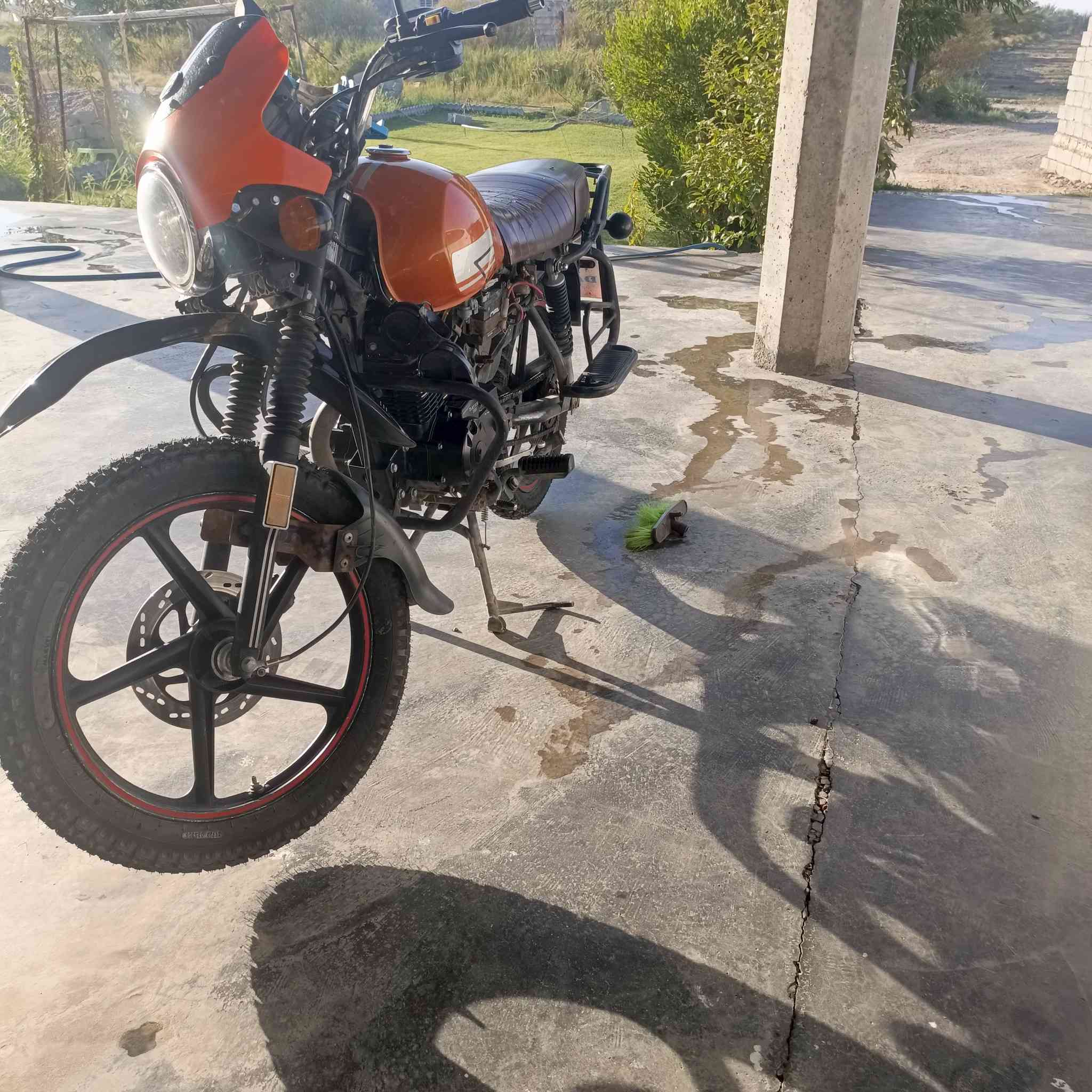 سلام عليكم مستعجل على بيعته دراجة دايوان نفخ موديل 23مكينه 200اوراق اصوليه دراجة مكفوله من كلشي المكينه مكفوله مامفتوحه  السعر 2100وبيه مجال حك الجيه المكان بغداد الشعله ***********اتصل متواجد بكل وقت
