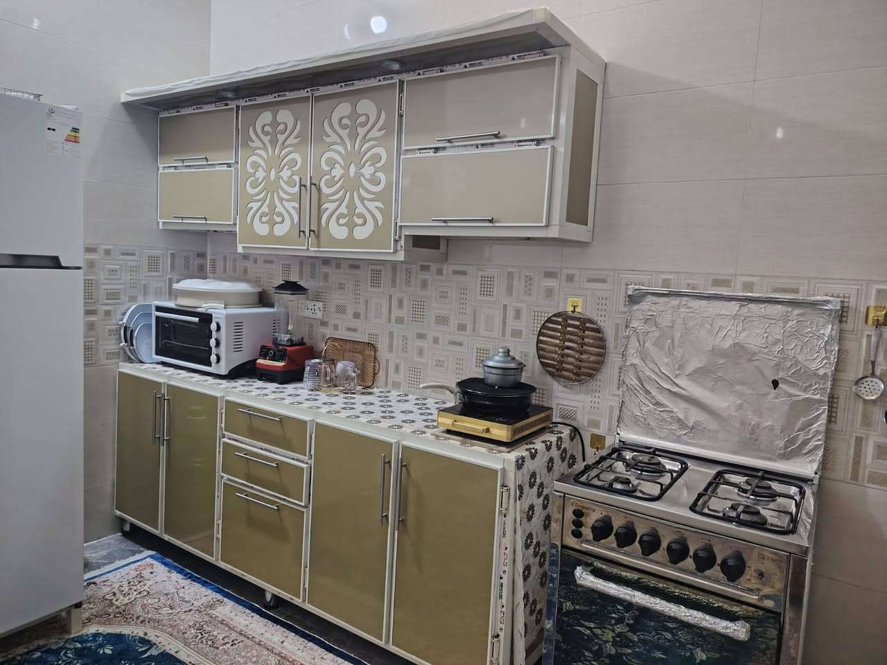 كاونتر نضيف وتفصال للبيع مترين ونص مع سنك متر ونص مع زاويه منفصله بس ٥٠٠ وبيه ومجال. ***********
