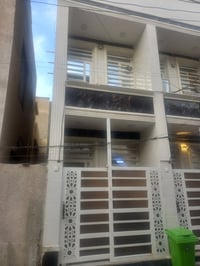 بسبب الوعودالكاذبه....اذا مو شراي لاتعلق وتوعد الناس بالكذب..  ملك صرف...