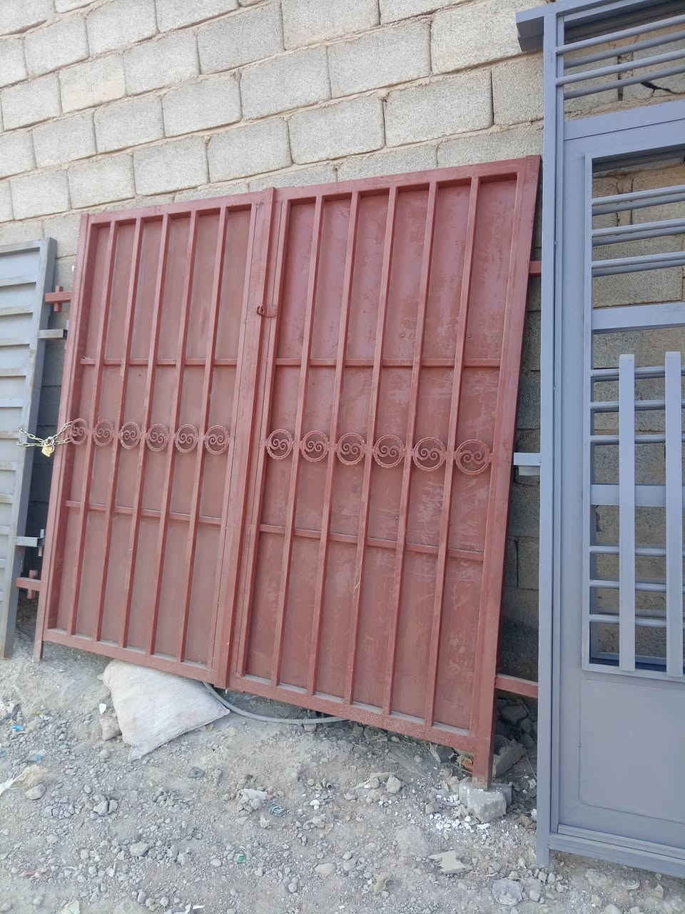 على بركة الله نبدي كل أيامنه
سكلة بيع وشراء الشبابيك والبوب المستعمل والجديد بسعار مناسبه.***********
سايدين جديد
مجاور حسينية جمال زليزل
