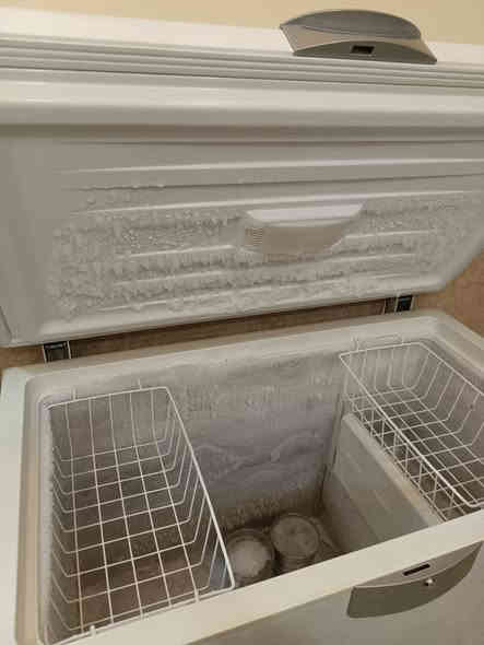 مجمدة حجم كبير نظيفة جدا سعرها ٢٢٥ الف للتواصل ***********
