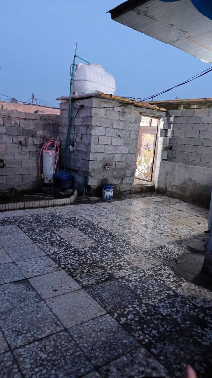 سلام عليكم بيت للبيع تجاوز منطقة الرشاد شارع المسبح مساحة البيت ١٧٠ غرفتين نوم وصالة وحمام وتواليت خارجي  وستقبال ومطبخ وطرمة وحديقة ***********
