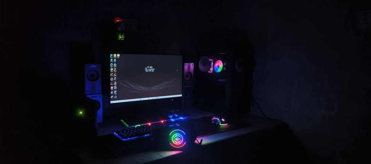 السلام عليكم 
تجميعة اخترافية كيمنك للبيع مواصفات 
Rtx 2070 super 8gb 
R5 5500  المعالج 
Ram 16 gb ddr4 2 pieces
Mother board B540 pro max II
Hard ssd 1512gbyte m. 2 تيرا ونص ٣
Power supply 600watt 
Case (fantech) 4 fan 
Cpu Coller (sama) rgb 
كيبورد ضوئي كيمنك اصلي وزن ثقيل blue led
ماوس ضوئي rgb متغير مع الكيس كيمنك 
Forza horizon 6 +60fps uhd.
Fortnite +200fps 
E football + 80 fps 
Euro truck simulator 2 180fps 
Rouket leg + 370fps 
Pubg mobile 120 fos 
السعر: 950 الف قفل 

للتواصل خااص واتس اب 
***********
