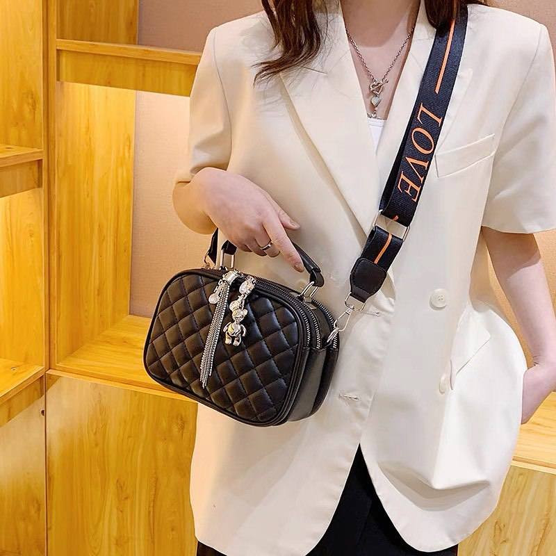 ✨ حقيبة جلد سوفت ✨
نزاكة وجمال يخطف الأنظار 🤍
💰 السعر بس ١٠,٠٠٠
🎨 متوفرة بجميع الألوان
🚚 توصيل لجميع محافظات العراق فقط بـ ٣,٠٠٠
سارعي بالحجز قبل نفاذ الكمية 🔥
#حقائب_نسائية #شنط #موضة #اناقة #عروض #تسوق #بغداد #العراق #فاشن #ستايل


**إذا كنت صاحب هذا الإعلان وتريد حذفه لأي سبب، رجاءا أرسل رسالة إلى الدعم الفني**